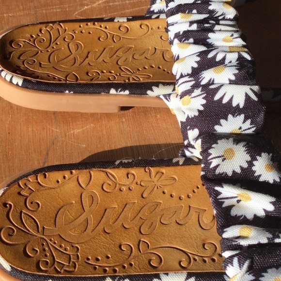 Womens summer sandals by Sugar black w/ white daisy design Tristans size 8 NWOT - Picture 3 of 8